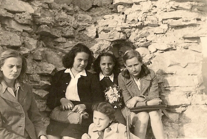 Klasičarke, Medvedgrad 1944.